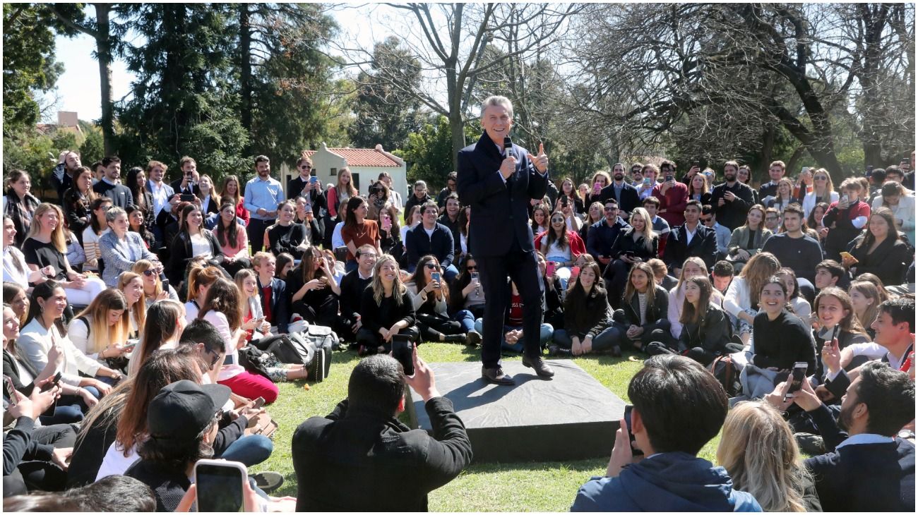 En un acto con jóvenes, Macri bromeó con la frase "no se inunda más"