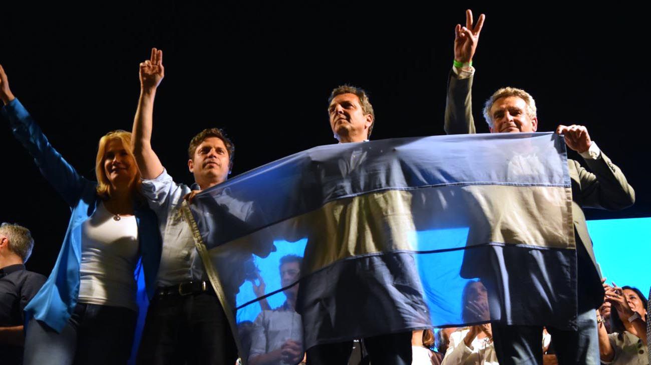 Euforia, apagón y fuerte apoyo a Cristina en el búnker massista
