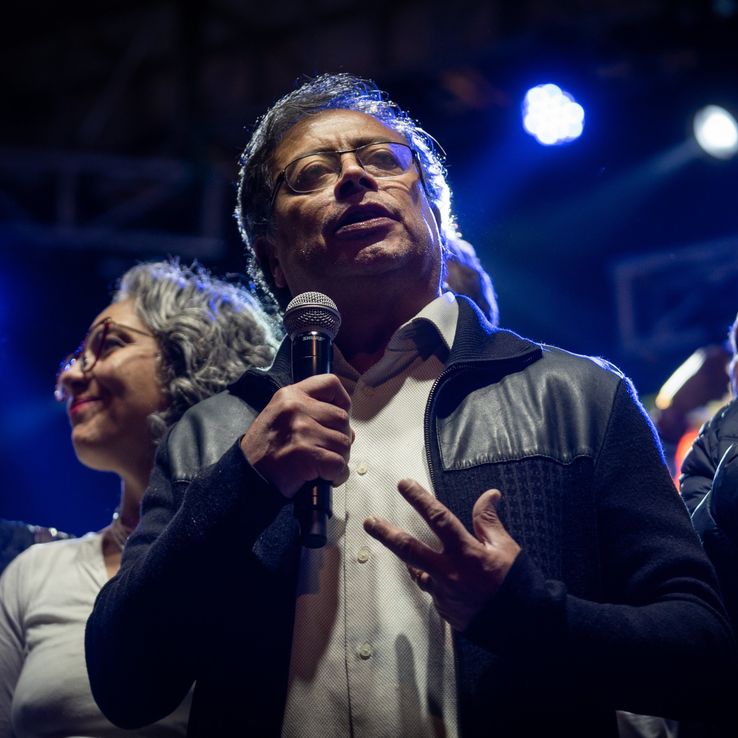 Un candidato colombiano de prometió "bajo juramento" no expropiar la propiedad privada