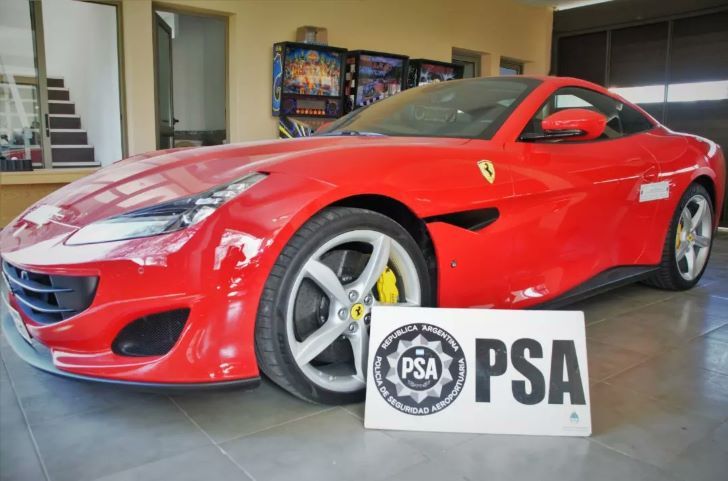 Secuestraron una Ferrari, barras de oro y dólares en un megaoperativo en Córdoba