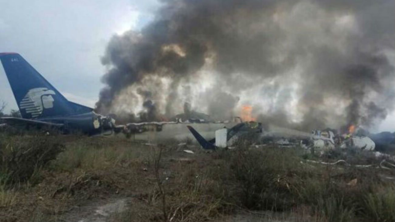 Cayó un avión en México: hay más de 80 heridos