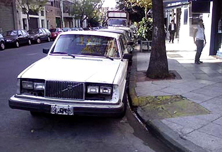 Aumentan las multas por estacionar frente a rampas