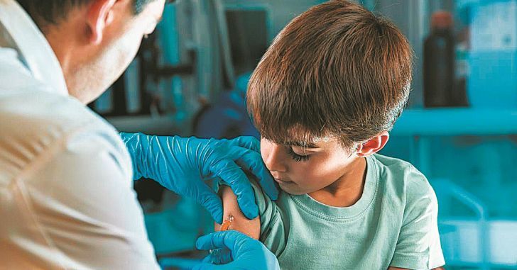Por suba de contagios, padres que se oponían a las vacunas ahora las acepten