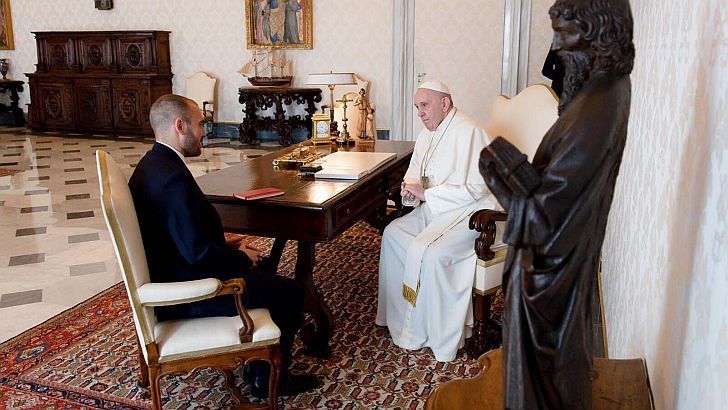 Francisco con Guzmán, mucho más que un gesto del Papa argentino