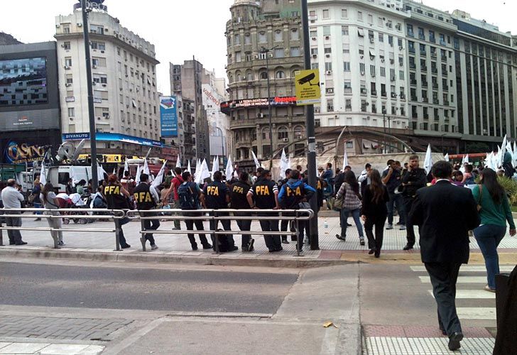 Carpa y huelga de hambre en el Obelisco por las villas