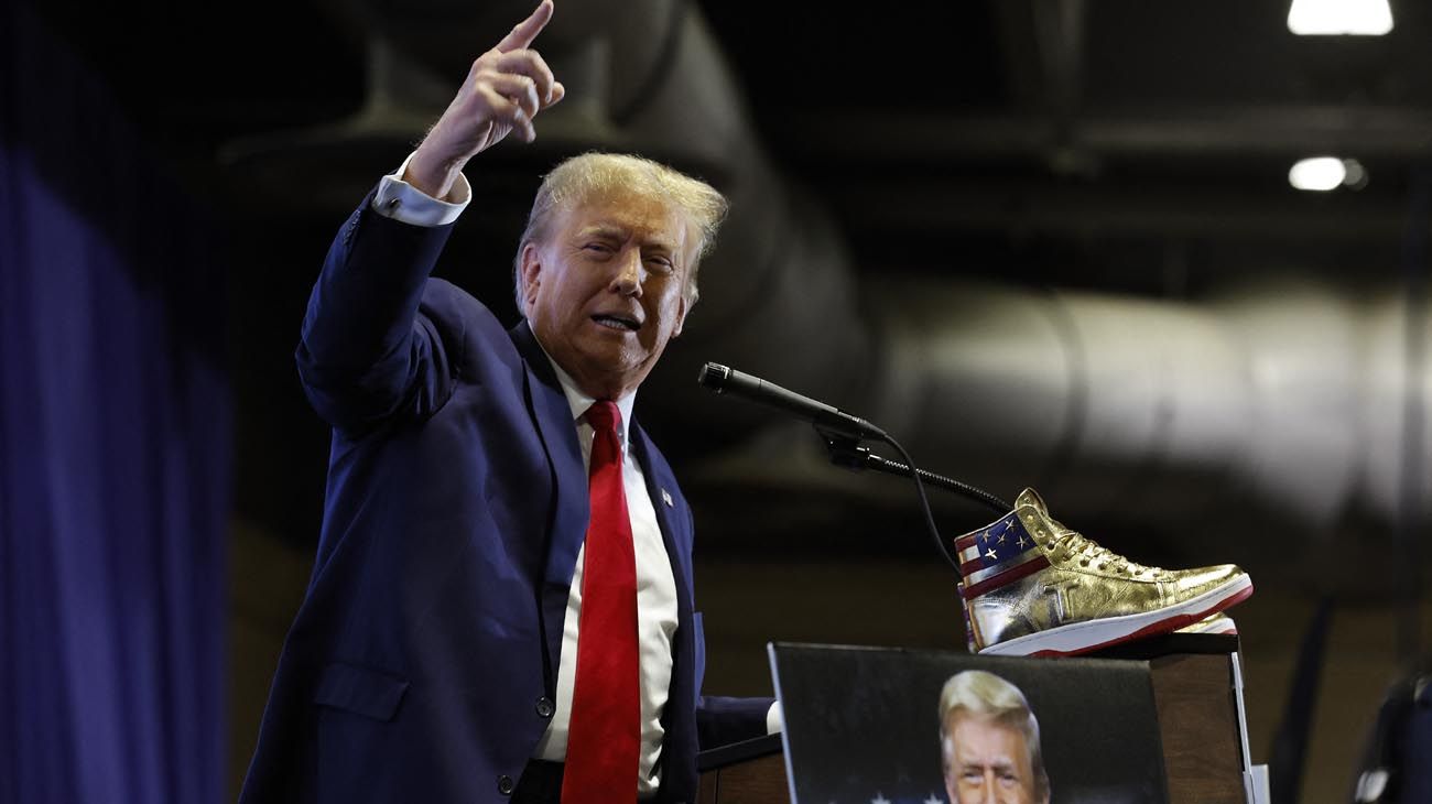 Never Surrender: Donald Trump lanzó una marca de zapatillas tras recibir una millonaria multa de un juez