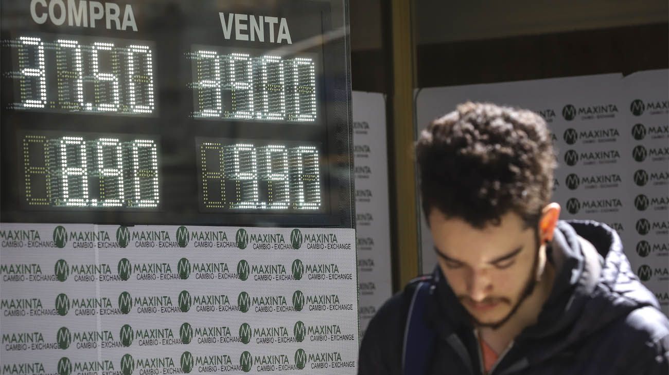 Suben el dólar y el riesgo país, caen los bonos en Wall Street