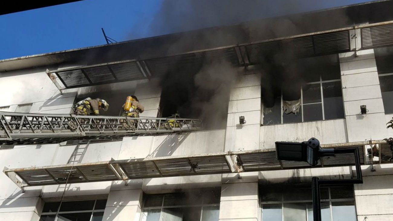 Se incendió un local en Quilmes y hay bomberos heridos