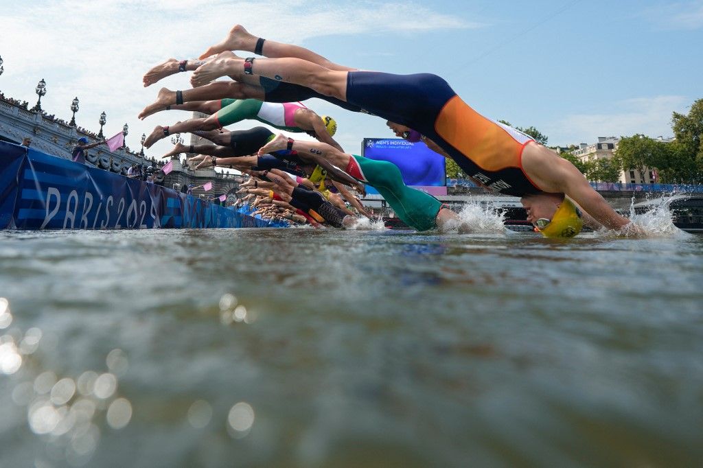 Una triatleta belga enfermó tras nadar en las aguas del río Sena, cuya calidad es un problema para París 2024
