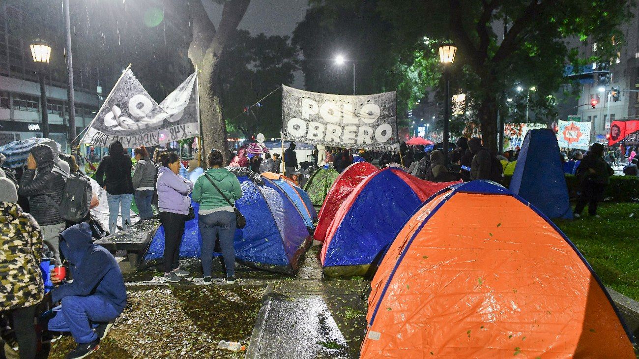 Movimientos sociales contraatacan al Gobierno con las “carpas del hambre”