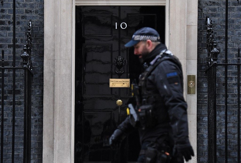 Se agrava crisis de Boris Johnson con salida de cuatro asesores