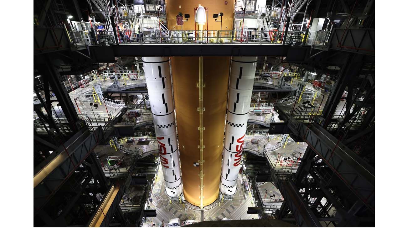 La NASA completó la integración de la etapa central del cohete SLS que volará en la misión Artemis II