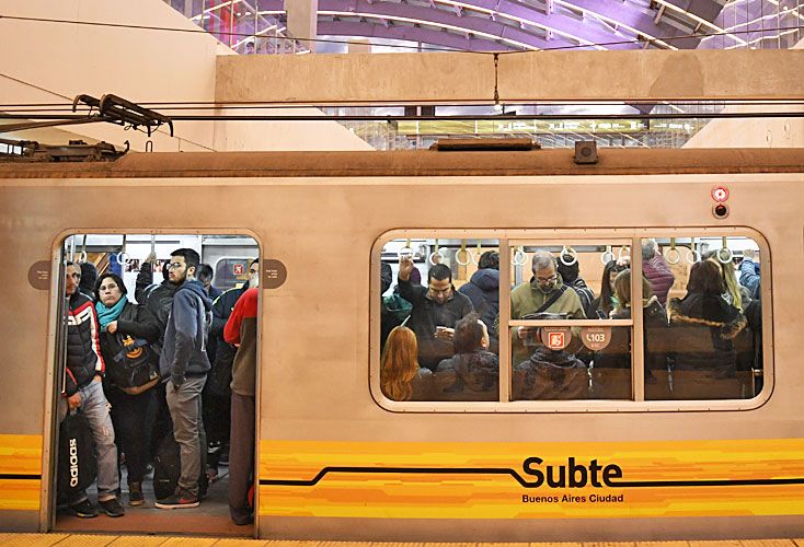 Subte: se adelanta la hora pico y lo usa más gente martes y jueves