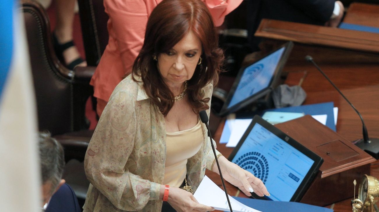 Las críticas a Cristina Kirchner por no ponerse de pie durante el discurso de Esteban Bullrich