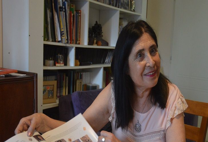 Una cordobesa pinta minicuadros en saquitos de té