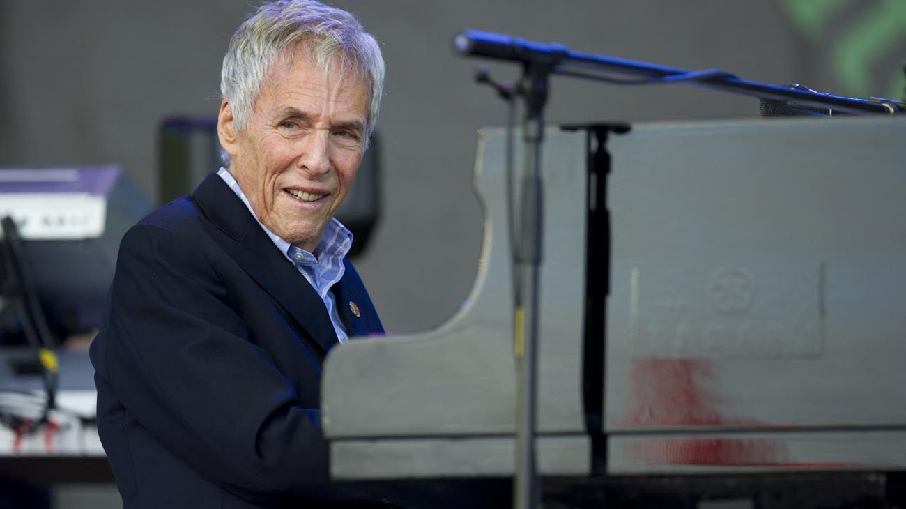 Murió Burt Bacharach, el icónico compositor del siglo XX: de Frank Sinatra a Hollywood