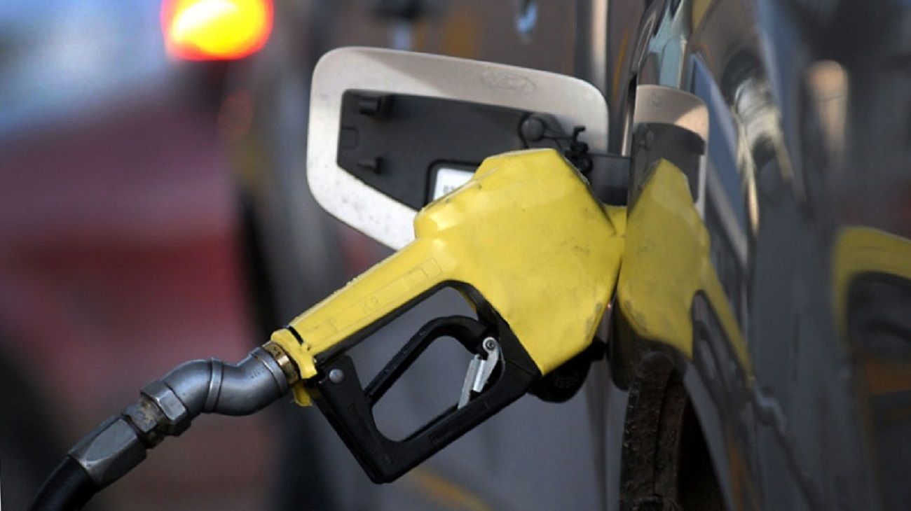 Llenar el tanque de combustible puede llegar a costar un 13% de nuestro sueldo