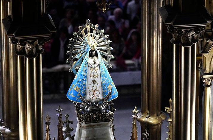 Mantos sagrados: el rito de vestir a la Virgen de Luján y qué se hace con sus telas
