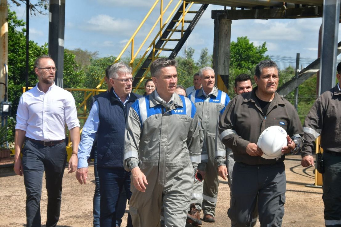 YPF reanuda el abastecimiento en el NEA con la llegada de barcazas a Barranqueras