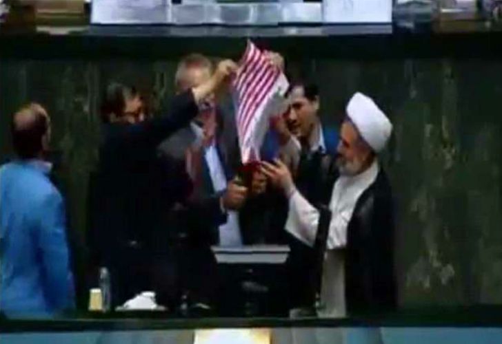 Video | Quemaron la bandera estadounidense en el parlamento iraní