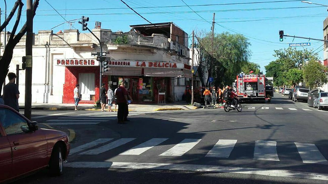 Mataderos: se derrumbó el techo de una panadería y hay un herido grave