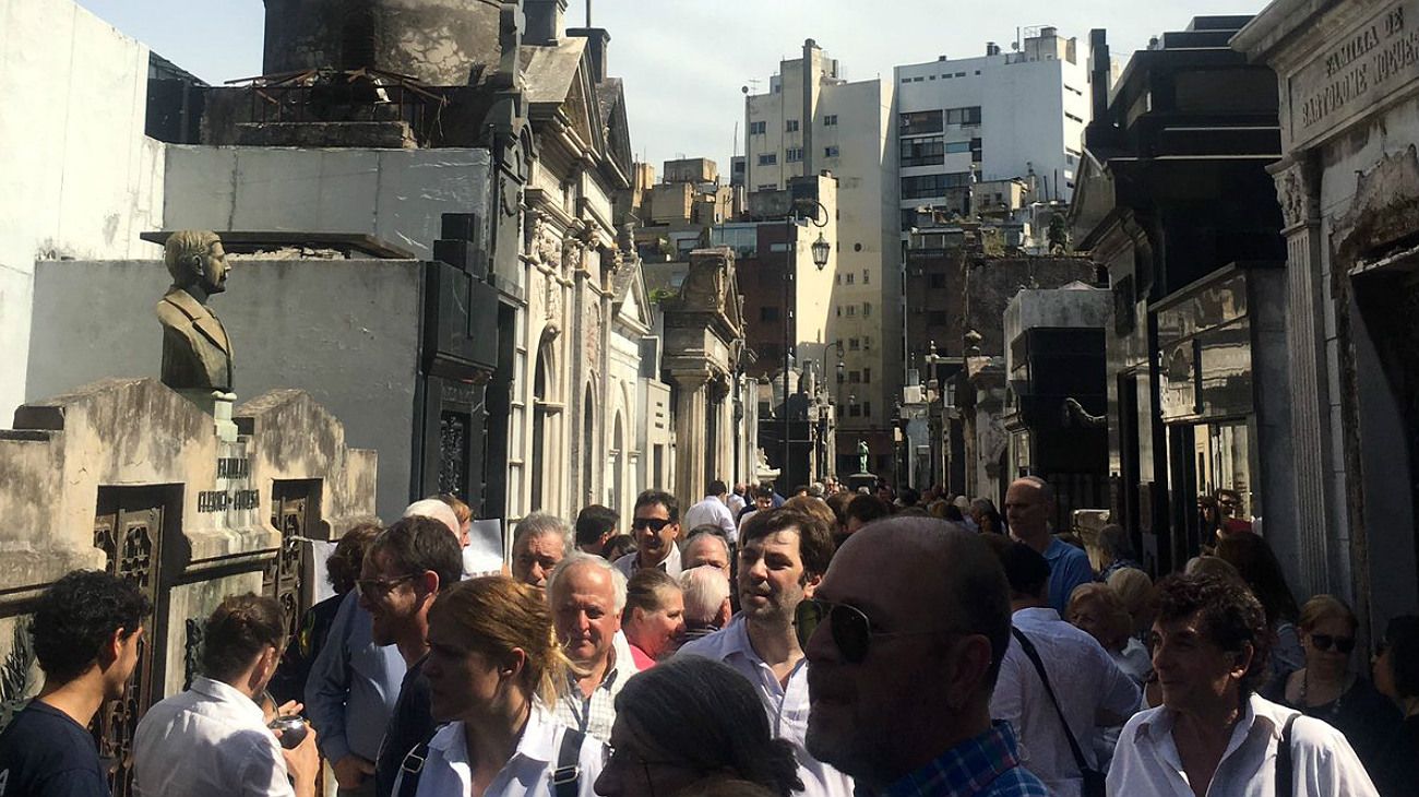 Una flor para Raúl Alfonsín: el recuerdo al ex presidente en Recoleta