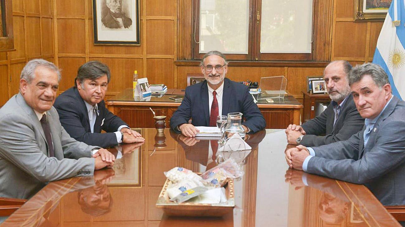 Retenciones: la mesa de enlace consulta a las bases para definir si hay paro
