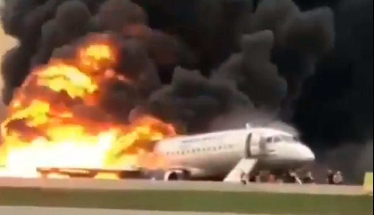 Un avión aterrizó envuelto en llamas en Moscú