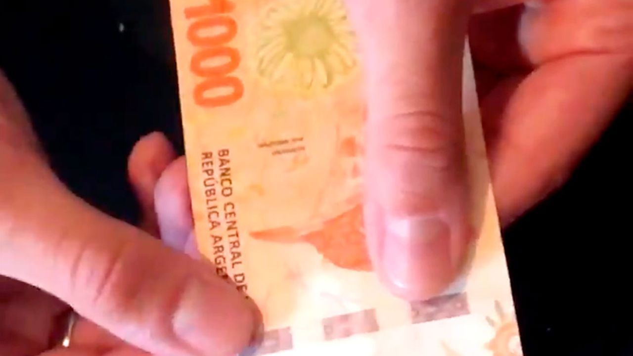 Cómo detectar cuando un billete es falso