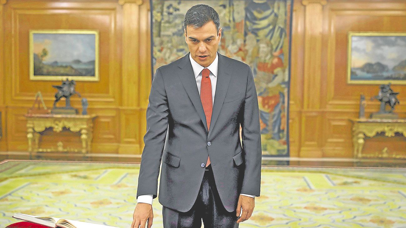 Sánchez juró en España una presidencia de difíciles retos
