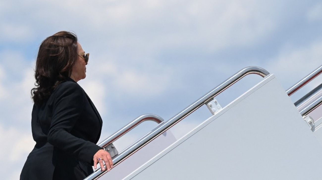 Un problema técnico en pleno vuelo hizo temblar y rezar a Kamala Harris