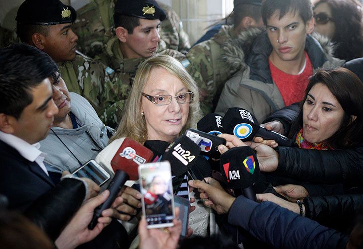 Alicia Kirchner votó custodiada por el Ejército
