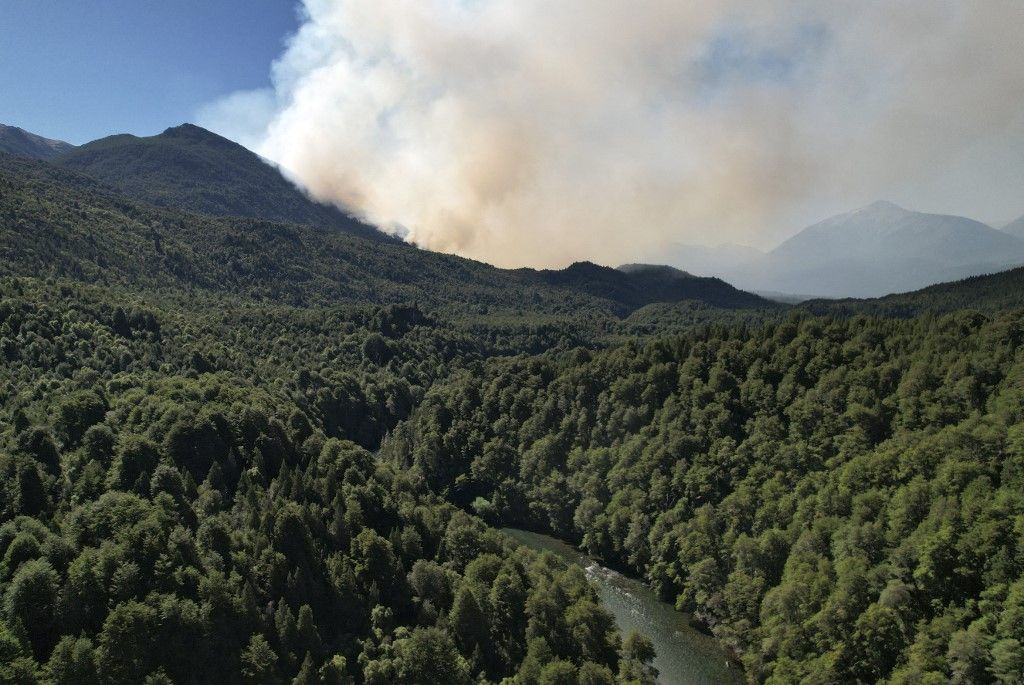 Fotos: continúa la lucha contra los incendios forestales que afectan a cinco provincias