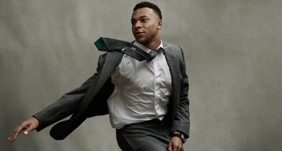 Mbappé posó para Vanity Fair con looks urbanos, joyas de lujo y una estética cinematográfica
