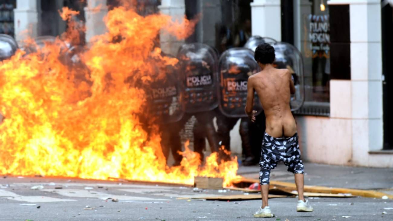 Molotovs, veredas rotas a martillazos y más de 50 detenidos: así fue la marcha de la CGT contra la reforma laboral