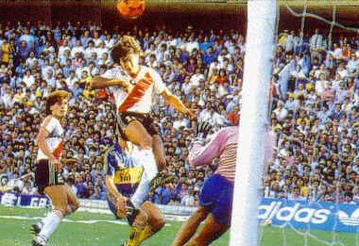 Una pelota naranja y media vuelta