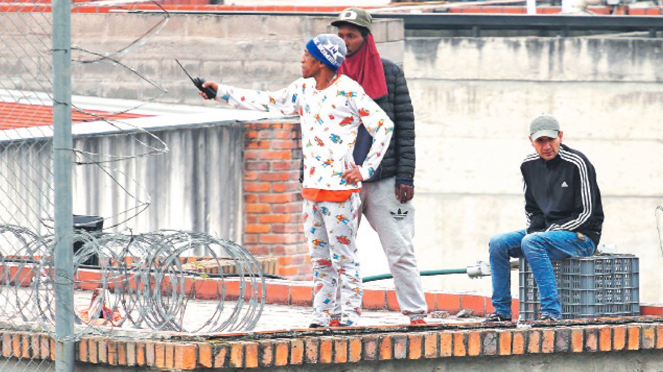 Ecuador: en motines coordinados toman de rehenes a 60 guardias