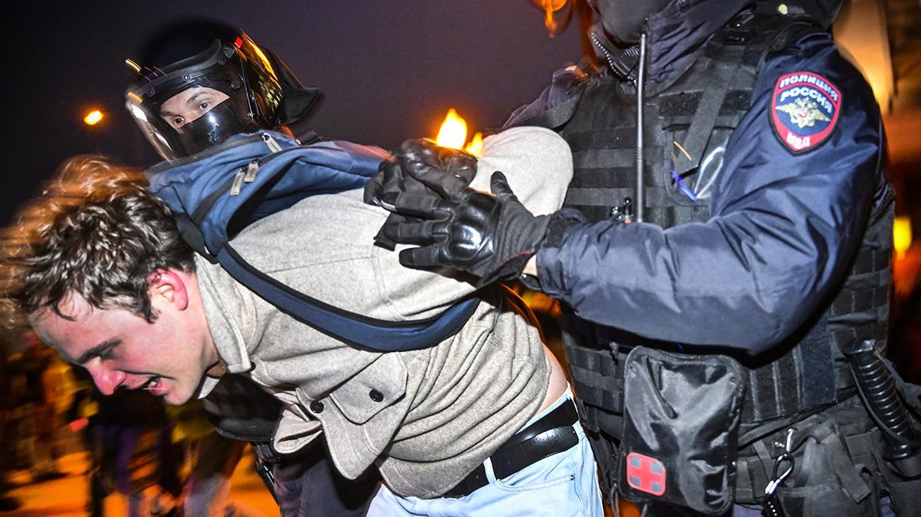 Fuertes protestas contra el reclutamiento de Putin terminaron en incidentes y 1.300 detenidos