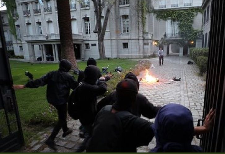Protesta mapuche: atacan el consulado argentino en Chile