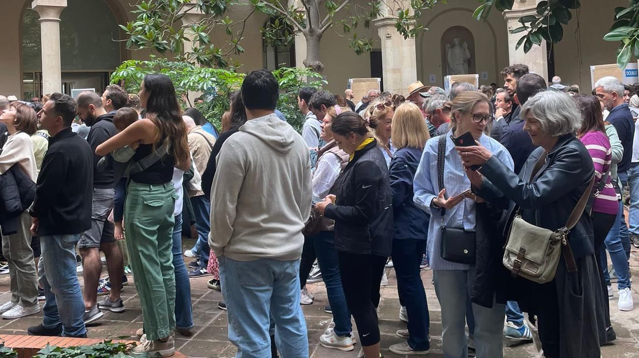 Elecciones 2023: largas colas y demoras para los argentinos que votaron en el exterior