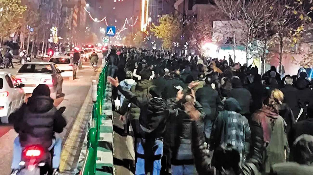 Los iraníes intensifican las protestas y el régimen endurece la represión: 50 muertos