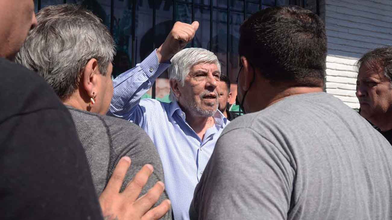 Moyano sube la presión por los dos camioneros presos