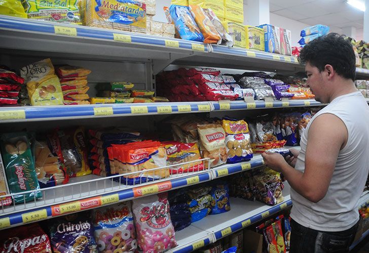 Supermercados aumentan precios un 5% por la suba del dólar