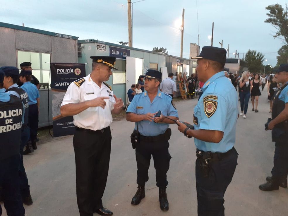 Policías de Córdoba tendrán prohibido el uso de celulares y redes sociales