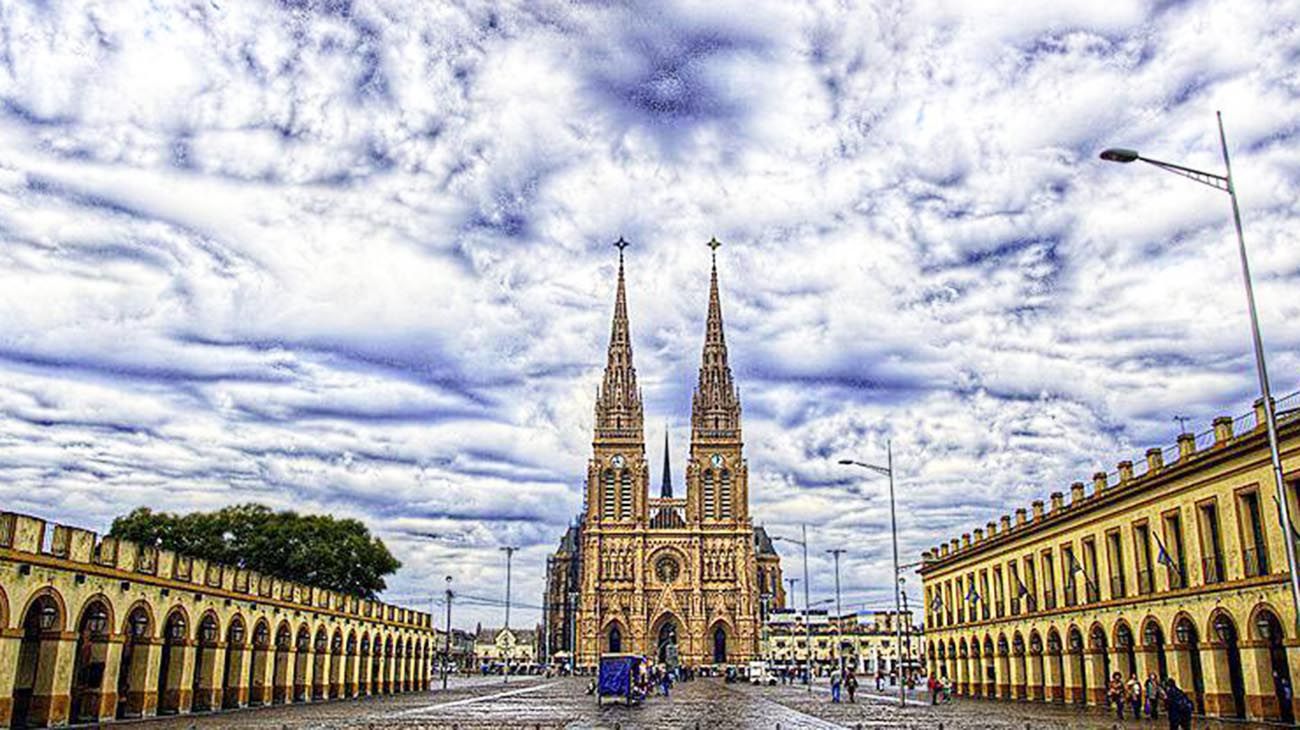 En Luján, 15 campanas doblan por todos los argentinos