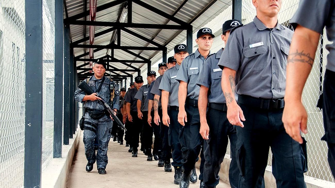 Más de 300 guardias entrenan para la primera cárcel juvenil