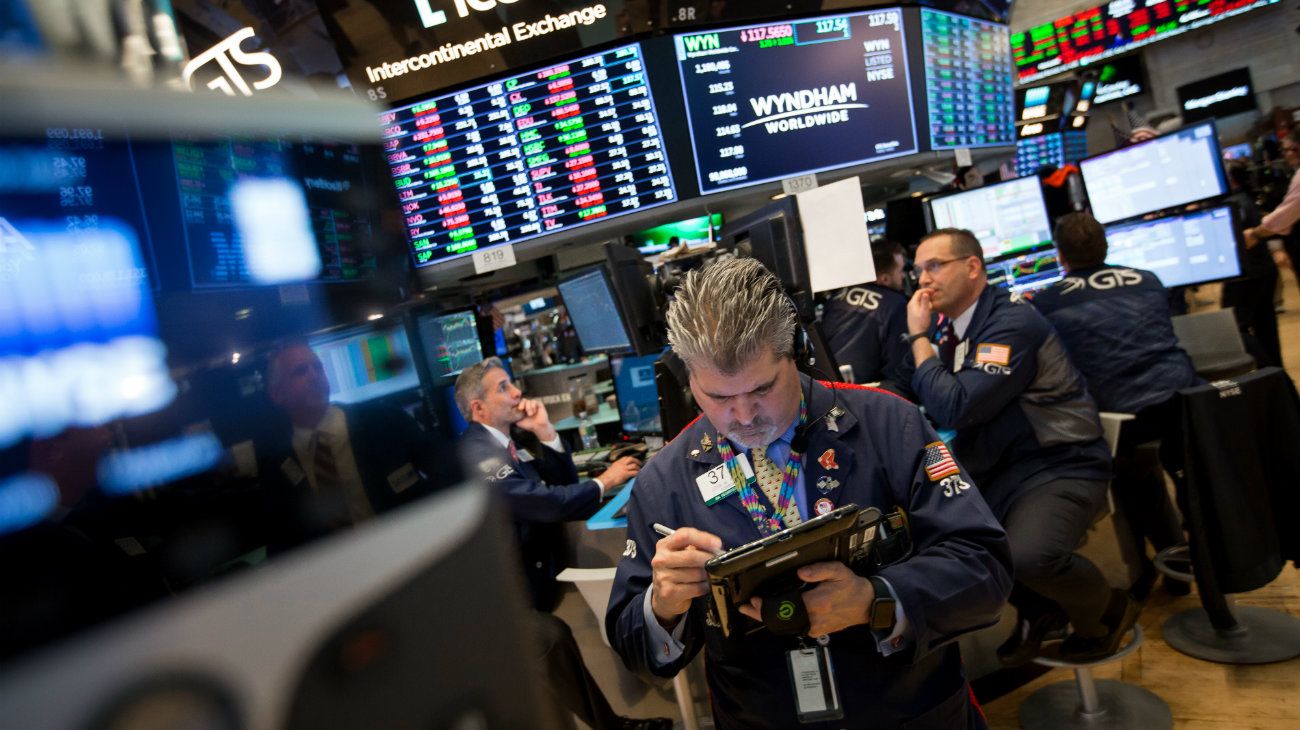 Las acciones tecnológicas caen mientras la libra fluctúa por el brexit