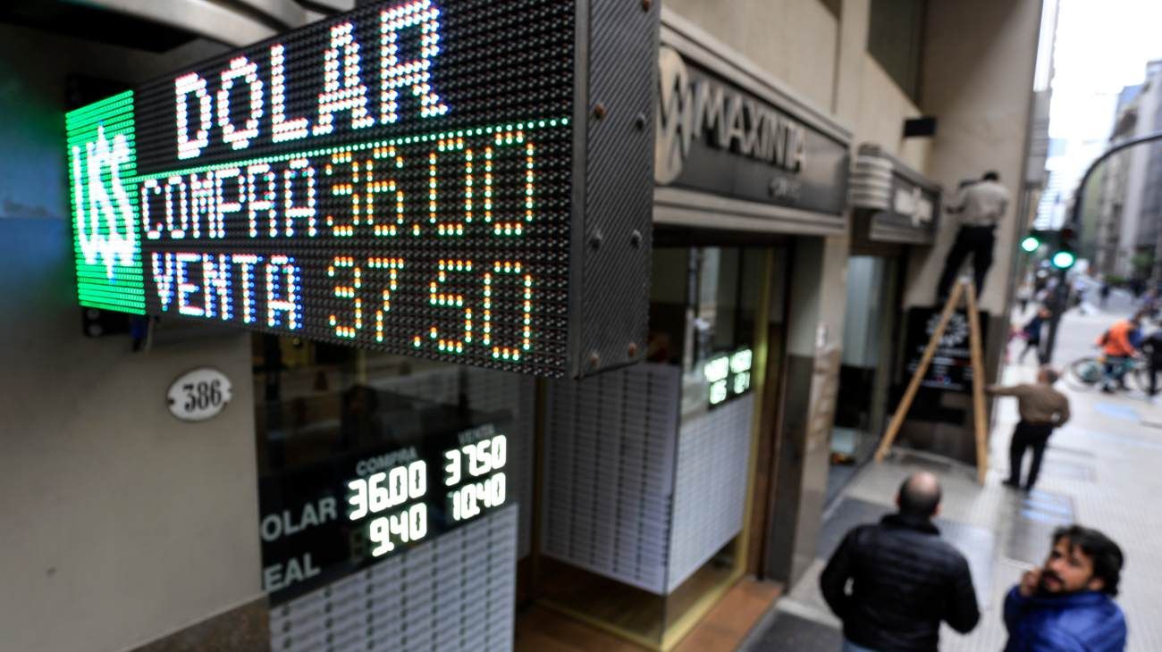 El dólar cayó 82 centavos y se acerca al piso de las bandas de flotación