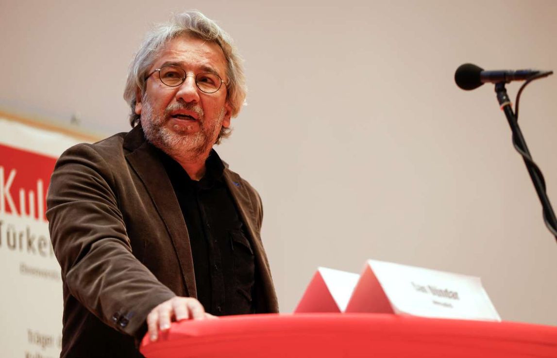 Turquía cada vez más autocrática: condenan a un periodista a 27 años de prisión