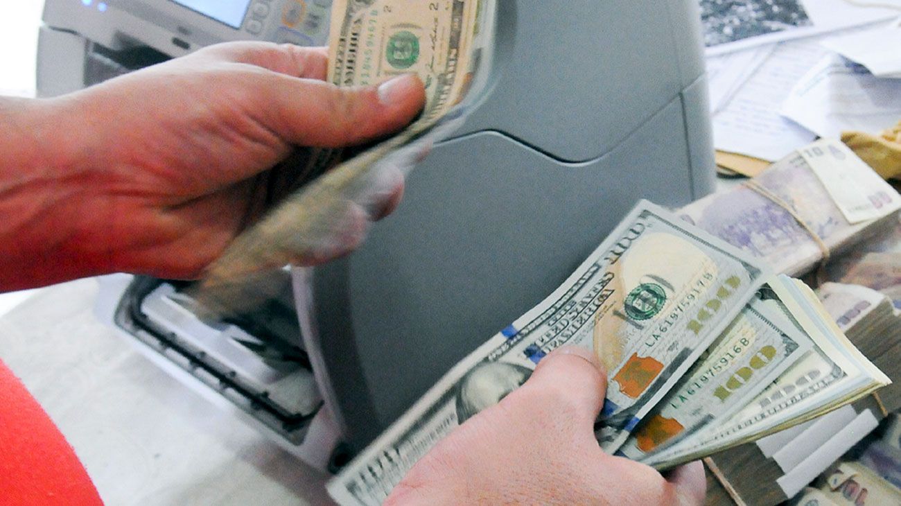 En medio de la tensión cambiaria, el dólar abrió estable en $43,50